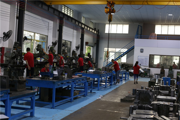 旭锦塑胶模具厂工模车间